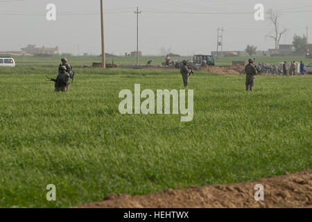 Les soldats de l'armée américaine de Gunfighter, Peloton et siège de l'entreprise de l'Administration centrale, 1er Escadron, 8e régiment de cavalerie, 2e Brigade Combat Team, 1re Division de cavalerie, Fort Hood, Texas, apporte la sécurité dans la zone d'un éventuel dispositif explosif, au cours d'un convoi s'arrêter, le 4 avril 2009. Formation 163822 Mortier combiné Banque D'Images