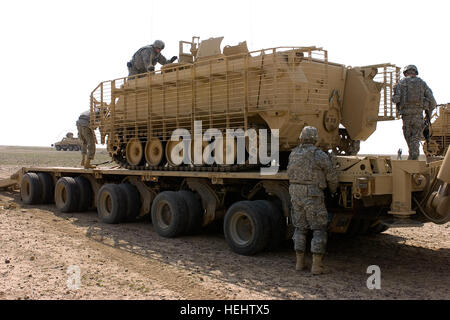 Des soldats américains de Gunfighter peloton, Compagnie de commandement et de l'Administration centrale, 1er Escadron, 8e régiment de cavalerie, 2e Brigade Combat Team, 1re Division de cavalerie, de Fort Hood, au Texas, se préparer à décharger un M1064A3 voie véhicule, le 4 avril 2009, à l'extérieur, gamme Sabre Mansurya village, province de Diyala, l'Iraq. Formation 163808 Mortier combiné Banque D'Images