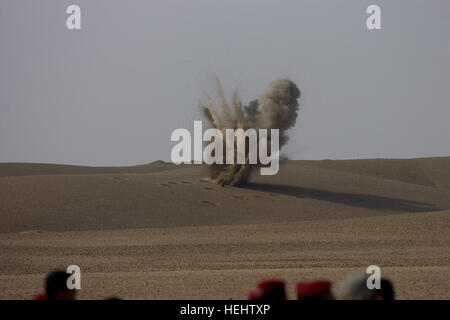 Des soldats iraquiens du 1er Bataillon, 46e Brigade, 12 Division d'infanterie, regarder comme un obus de mortier de 120 mm, les impacts au cours d'un exercice d'entraînement de mortier combiné avec des soldats américains de Gunfighter peloton, Compagnie de commandement et de l'Administration centrale, 1er Escadron, 8e régiment de cavalerie, 2e Brigade Combat Team, 1re Division de cavalerie, de Fort Hood, au Texas, le 4 avril 2009, à l'extérieur, gamme Sabre Mansurya village, province de Diyala, l'Iraq. Formation 163831 Mortier combiné Banque D'Images