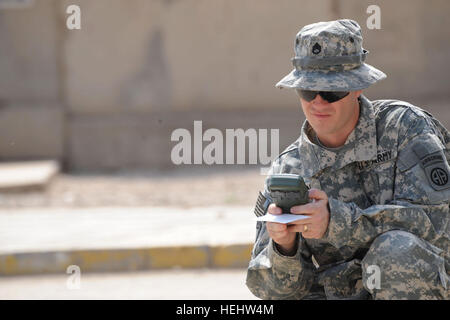 Le s.. Mason, affecté au 1er Bataillon, 319e Régiment d'artillerie de l'air, 3e Brigade Combat Team, 82e Division aéroportée, Multi-National Division-Baghdad, utilise un appareil de navigation lors de la navigation terrestre partie de l'évaluation pratique au cours de la Sgt. 11 avril conseil d'Audie Murphy Station commune de sécurité, la loyauté, situé dans l'est de Bagdad. Le conseil a été un événement de deux jours qui sous-officiers d'essai sur une variété de connaissances militaires et des compétences. guerrier Mason et neuf sous-officiers ont été désignées pour être membres de passer à l'échelle des divisions et être évalués par la division des membres du club. Para Banque D'Images