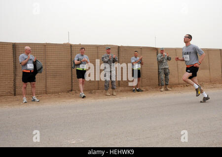 Le Sgt. Tobias Suhr de Seattle, un soldat avec 81e Brigade Combat Team, Washington, la Garde nationale a terminé la dernière étape d'un marathon comme ses coéquipiers du relais, le Colonel Ronald Kapral, commandant le 81e BCT, commande et le Sgt. Le major Robert Sweeney, le sergent-major de commandement de la 81e BCT, lui remonter le lors d'un hommage Oklahoma City Marathon tenue le Camp Ramadi, en Irak, le 24 avril. Suhr, avec ses coéquipiers, le Lieutenant-colonel James au nord, le major Kurt Shevalier, le major Kurt Rorvik et le Major Kasey vu, tous avec la 81e BCT, a pris le relais en première partie de la course avec un temps de 2:41:59. Si une tempête de sable Banque D'Images