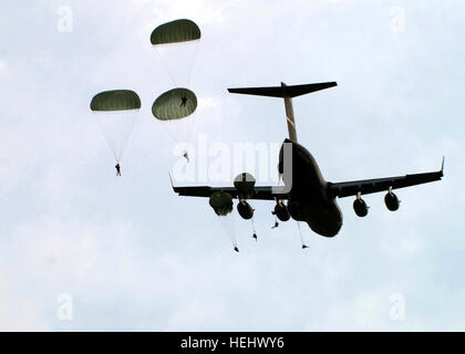 Des parachutistes du 1er Bataillon, 508e Régiment d'infanterie parachutiste, équipe de combat de la 4e Brigade, 82e Division aéroportée, sautent d'une galaxie C-17 au-dessus de Holland Drop zone, Fort Bragg, en Caroline du Nord, se préparant à être déployés en tant que conseillers de combat auprès des Forces nationales de sécurité afghanes. Banque D'Images