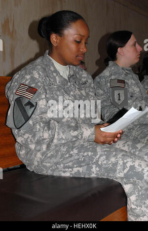 Natif de Houston de la CPS. Miracle Butler, commis au personnel de la 1ère 'Ironhorse' Brigade Combat Team, 1re Division de cavalerie se lit ainsi que la lecture des Ecritures au cours de la Journée nationale de prière célébration le poste de sécurité commune War Eagle, au nord de Bagdad, le 7 mai. La Brigade Ironhorse se sont réunis et ont prié dans l'harmonie pour tous les militaires et leurs proches. Ironhorse soldats célébrer la Journée nationale de prière sur War Eagle 170565 Banque D'Images