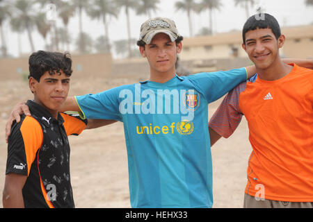 Les garçons irakiens posent pour une photo lors d'un match de soccer pour les jeunes de l'Est, Karadah Bagdad, Iraq, le 8 mai. L'iraquien local public était invité à regarder le match suivi d'un match entre des équipes conjointes de soldats américains de la 3e Brigade Combat Team, 82e Division aéroportée, et la police nationale irakienne dans un terrain de soccer. Match de football à Bagdad, Iraq 172322 Banque D'Images