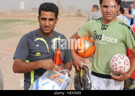 Les Irakiens se préparer à quitter un terrain de football après un match de Karadah, Bagdad, l'Iraq de l'est le 8 mai. L'iraquien local public était invité à regarder des équipes conjointes de soldats américains de la 3e Brigade Combat Team, 82e Division aéroportée et de la police nationale irakienne de jouer les uns contre les autres. Match de football à Bagdad, Iraq 172420 Banque D'Images