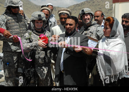 Membres du ministère de l'éducation et les soldats du Camp Militaire Civile Phoenix étrangères ont participé à la cérémonie qui a eu lieu le 13 mai à l'Walayatee École primaire dans le district de Bagrami, près de Kaboul, Afghanistan. Combined Joint Task Force Phoenix VIII Affaires militaires civile en collaboration avec le ministère afghan de l'Éducation a fourni un financement pour un puits construit à côté de l'école. Le bien et le générateur fournit l'eau douce et d'eau de capacité de stockage pour des centaines d'étudiants. Soldats, l'Afghani Open School 171517 Officiel Banque D'Images