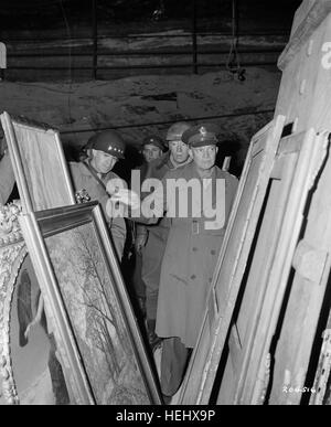 Le général Dwight D. Eisenhower, Commandant suprême des forces alliées, accompagné par le général Omar N. Bradley, gauche, CG, 12e Groupe d'armées, et le lieutenant George S. Patton, Jr., CG, Troisième Armée US, inspecte les trésors d'art volés par les Allemands et caché dans une mine de sel en Allemagne. 04/12/1945 RG-111-SC-204516.tif Eisenhower inspecte les œuvres d'art volées - mine de sel Merkers 1945 Banque D'Images