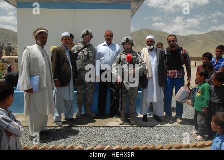 Membres du ministère de l'éducation et les soldats du Camp Militaire Civile Phoenix étrangères se tenir en face de la même chambre le 13 mai à l'Walayatee École primaire dans le district de Bagrami, près de Kaboul, Afghanistan. Combined Joint Task Force Phoenix VIII Affaires militaires civile en collaboration avec le ministère afghan de l'Éducation a fourni des fonds pour le bien construit à côté de l'école. Le bien et le générateur fournit l'eau douce et d'eau de capacité de stockage pour des centaines d'étudiants. Soldats, l'Afghani open school 171519 officiel Banque D'Images