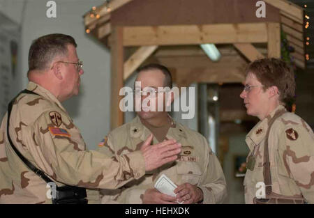 Bagdad : Le général Lawrence Shellito, adjudant général de la Garde nationale du Minnesota, Brig. Le général John Basilique, Jr., commandant de la 256e Brigade Combat Team, et le capitaine Shelley Hermes, commandant de la Compagnie B, 134e Bataillon du signal, discuter de la logistique de leur mission et l'appui que l'unité a la 256e depuis son arrivée à Bagdad. (U.S. Photo de l'armée par le Sgt. Thomas Benoit, 256e Brigade Combat Team Affaires publiques), le général Shellito discuter de la logistique de leur mission 5092 Banque D'Images