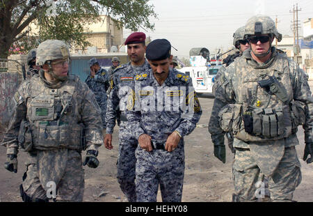 Le lieutenant-colonel Louis Zeisman, de Fayetteville, N.C., ainsi que le Brigadier iraquien. Le général Ali Ibraheem Dabown, commandant de la 8e Brigade de la Police nationale, 2e Division NP, et le Colonel Timothy McGuire, d'Alamo, Californie, commandant de la 3e Brigade Combat Team, 82e Division aéroportée, Multi-National Division-Baghdad, marcher dans une rue de quartier 28 mai dans la ville de Sumer Al-Ghadier, situé dans le district d'Nissan 9 Bagdad. Zeisman, qui commande le 2e Bataillon de la brigade, 505th Parachute Infantry Regiment, et ses parachutistes ont mené une opération de déminage combiné avec leurs partenaires irakiens Banque D'Images