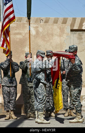 Des banderoles de campagne fly comme commande Sgt. Le major Glen Vela, de Dallas, le sergent-major de commandement de la 1st Air Cavalry Brigade, Division de cavalerie, Multi-National Division-Baghdad assits Gabram Colenel, Douglas, de Cleveland, Ohio, commandant de l'ACB, uncase la 1re brigade leurs couleurs au cours de la cérémonie de transfert d'autorité, au Camp Taji, l'Iraq, le 2 juin. Le uncasing des couleurs indique l'arrivée de la 1ère PBR et qu'ils sont prêts à prendre la relève de la mission. 1St Air Cavalry Brigade prend pour le ciel au-dessus de Bagdad 177058 Banque D'Images