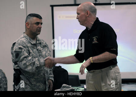 Le colonel de l'armée américaine Marc Ferraro, de Cherry Hill, Pa., commandant du 56e Stryker Brigade Combat Team, 28e Division d'infanterie, Pennsylvania Garde nationale, la Division multinationale - Bagdad, accueille le député Américain Tim Holden de Pennsylvanie, au cours d'une visite avec les militaires du Camp Taji, l'Iraq, le 7 juin. Les délégués du Congrès de Pennsylvanie visiter le Camp Taji 178493 Banque D'Images