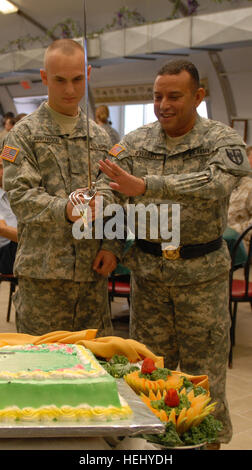 GUANTANAMO BAY, Cuba - U.S. Army National Guard Brig. Le général Rafael O'Ferrall commandant adjoint de la Force opérationnelle interarmées de Guantanamo, déployée avec l'Army National Guard de Puerto Rico, coupe un gâteau pour célébrer le 234e anniversaire de l'Armée avec Pvt. Levi Arrowood, déployé avec le 525e Bataillon de la Police militaire, le 12 juin 2009. Au début de la célébration a été menée à la station Galley ici à base navale américaine de Guantanamo, à Cuba. Guantanamo la foi mène sûr, humain, juridique et transparent le soin et la garde des détenus, y compris ceux qui ont été condamnés par une commission militaire et ceux commandés en liberté. Le J Banque D'Images