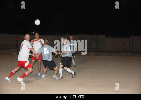 Soldats et aviateurs stationnés à la base des opérations de contingence de l'Adder, de l'Iraq, ont affronté des soldats de la 26e 'Red Scorpions' Infantry Battalion dans une partie de football au Camp Dracula, 13 juin. Le jeu a été le premier d'une série de manifestations organisées à l'occasion du 234e anniversaire de l'armée américaine de semaine. Base d'opérations d'urgence de l'Armée de célébrer les soldats additionneur 234e anniversaire 180965 Banque D'Images