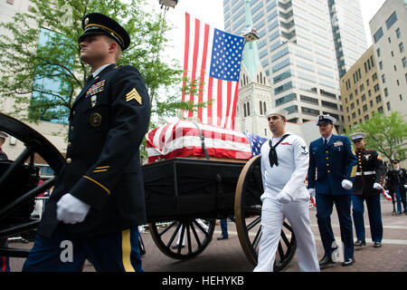 Une garde nationale de l'Indiana, marin, Marine et garde-côte, mars, dans le cadre d'une cérémonie, à la Festival caisson 500 Service commémoratif qui a eu lieu sur le nord de l'Indiana étapes Monument aux soldats et marins à Indianapolis, vendredi, 25 mai 2012. Indy 500 Festival, le week-end du Memorial Day célébré à travers l'Indiana 120525-A-MG757-098 Banque D'Images