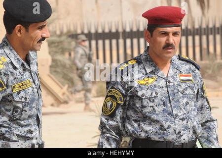 Le brigadier de la police nationale irakienne. Le général Ali Ibraheem Dabown (à gauche), commandant de la 8e Brigade, 2e Division, et le colonel de la police nationale irakienne Salih, commandant du 2e Bataillon, 8e Brigade, 2e Division, assister à une cérémonie de transfert d'autorité de la sécurité commune, Oubaidy Station dans l'est de Bagdad, l'Iraq, le 20 juin. Le contrôle de la station de sécurité conjoint est transféré par l'ARMÉE AMÉRICAINE, 2e Bataillon, 505ème régiment d'infanterie, 3e Brigade Combat Team, 82e Division aéroportée à la police nationale irakienne. Cérémonie de transfert d'autorité pour Oubaidy 182337 Station commune de sécurité Banque D'Images