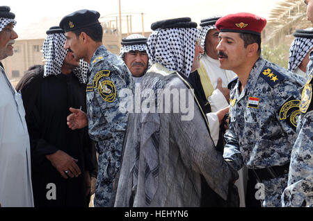 Le brigadier de la police nationale irakienne. Le général Ali Ibraheem Dabown, commandant de la 8e Brigade, 2e Division, et le colonel de la police nationale irakienne Salih, commandant du 2e Bataillon, 8e Brigade, 2e Division, accueillir les cheikhs au cours d'une cérémonie de transfert d'autorité de la sécurité commune, Oubaidy Station dans l'est de Bagdad, l'Iraq, le 20 juin. Le contrôle de la station de sécurité commune a été transférée de l'armée américaine, la Compagnie Alpha, 2e Bataillon, 505th Parachute Infantry Regiment, 3e Brigade Combat Team, 82e Division aéroportée, de la police nationale irakienne. Cérémonie de transfert d'autorité pour la sécurité commune Statio Banque D'Images