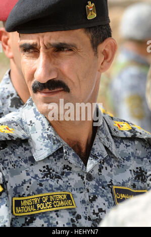 Le brigadier de la police nationale irakienne. Le général Ali Ibraheem Dabown, commandant de la 8e Brigade, 2e Division de la police nationale irakienne, se réunit avec les soldats américains de la 3e Brigade Combat Team, 82e Division aéroportée, dignitaires et invités, au cours d'une cérémonie de transfert d'autorité de la sécurité commune, Oubaidy Station dans l'est de Bagdad, l'Iraq, le 20 juin. La station commune de sécurité est en cours de transfert contrôle iraquien. Cérémonie de transfert d'autorité pour Oubaidy 182349 Station commune de sécurité Banque D'Images