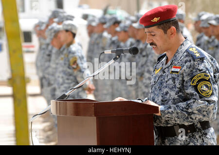 Le colonel de la police nationale irakienne Salih, commandant du 2e Bataillon, 8e Brigade, 2e Division, prononce une allocution lors d'une cérémonie de transfert d'autorité de la sécurité commune, Oubaidy Station dans l'est de Bagdad, l'Iraq, le 20 juin. Le contrôle de la station commune de sécurité est en cours de transfert de l'armée américaine, la Compagnie Alpha, 2e Bataillon, 505th Parachute Infantry Regiment, 3e Brigade Combat Team, 82e Division aéroportée, de la police nationale irakienne. Cérémonie de transfert d'autorité pour Oubaidy 182364 Station commune de sécurité Banque D'Images