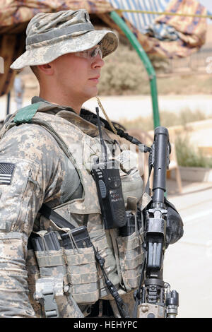 La 1ère Armée américaine, le Lieutenant Jonathan Peterson de Woodbridge, en Virginie, avec 2e Bataillon du 505th Parachute Infantry Regiment, 3e Brigade Combat Team, 82e Division aéroportée, supervise un détachement de sécurité au cours d'une cérémonie de transfert d'autorité de la sécurité commune, Oubaidy Station dans l'est de Bagdad, l'Iraq, le 20 juin. Le contrôle de la station commune de sécurité est en cours de transfert de l'armée américaine de la Compagnie Alpha, 2e Bataillon du 505th Parachute Infantry Regiment, 3e Brigade Combat Team, 82e Division aéroportée, de la police nationale irakienne. Cérémonie de transfert d'autorité pour Oubaidy 182423 Station commune de sécurité Banque D'Images