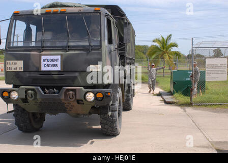 GUANTANAMO BAY, Cuba - un groupe de travail mixte de Guantanamo États démontre une bonne utilisation d'un terrain de stationnement guide techniques après avoir terminé la formation des conducteurs à la station navale des États-Unis à Guantanamo Bay, 26 juin 2009. Le 525e Bataillon de la police militaire les membres sur la façon de conduire des véhicules tactiques moyen. Guantanamo la foi mène sûr, humain, juridique et transparent le soin et la garde des détenus, y compris ceux qui ont été condamnés par une commission militaire et ceux commandés libéré par un tribunal. La foi mène des activités de collecte, d'analyse et de diffusion pour la protection de la détention Banque D'Images