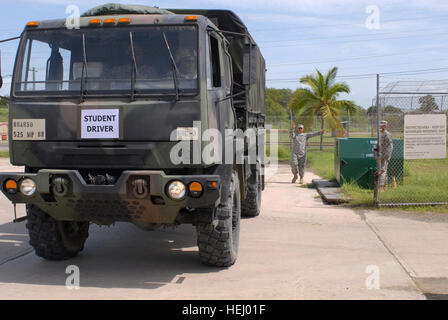 GUANTANAMO BAY, Cuba - un groupe de travail mixte de Guantanamo États démontre une bonne utilisation d'un terrain de stationnement guide techniques après avoir terminé la formation des conducteurs à la station navale des États-Unis à Guantanamo Bay, 26 juin 2009. Le 525e Bataillon de la police militaire les membres sur la façon de conduire des véhicules tactiques moyen. Guantanamo la foi mène sûr, humain, juridique et transparent le soin et la garde des détenus, y compris ceux qui ont été condamnés par une commission militaire et ceux commandés libéré par un tribunal. La foi mène des activités de collecte, d'analyse et de diffusion pour la protection de la détention Banque D'Images