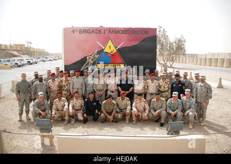 Les dirigeants des forces de sécurité irakiennes et la 4e Brigade, 1st Armored Division "Highlander" participent à une conférence de sécurité le 11 juillet à la base d'opérations d'urgence près de l'additionneur de Nassiriya, Iraq. Le groupe a rassemblé devant une peinture murale représentant le célèbre Franklin Mountain Star à El Paso, au Texas. Les forces de sécurité irakiennes ont été invités à la brigade pour la conférence pour renforcer le partenariat et d'améliorer la coordination en matière de sécurité, de Dhi Qar et Muthanna Maysan provinces. La brigade américaine est déployée à partir de Fort Bliss, Texas, et est à l'Iraq afin de conseiller et d'aider les forces de sécurité irakiennes j Banque D'Images