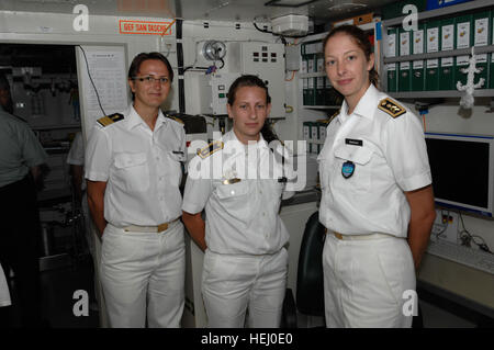 Les membres de l'équipage de l'Emden homme frigatte allemand leurs stations, pendant la croisière jusqu'à se marier avec l'USS Dwight D. Eisenhower. L'Emden officiers et sous-officiers de navire prévu des visites et Q et R sur les capacités du navire, des installations comme des soins médicaux, dentaires, les procédures opérationnelles standard et des questions générales sur la vie humaine en mer. Une fois que l'Emden prit sa place dans la formation, navire à navire helo opérations ont été utilisées pour déplacer tout le monde à l'USS Eisenhower. (Photo de James Fidel) l'OTAN met en lumière les capacités de SMNG1 611318 Banque D'Images