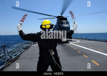 Les membres de l'équipage de l'Emden homme frigatte allemand leurs stations, pendant la croisière jusqu'à se marier avec l'USS Dwight D. Eisenhower. L'Emden officiers et sous-officiers de navire prévu des visites et Q et R sur les capacités du navire, des installations comme des soins médicaux, dentaires, les procédures opérationnelles standard et des questions générales sur la vie humaine en mer. Une fois que l'Emden prit sa place dans la formation, navire à navire helo opérations ont été utilisées pour déplacer tout le monde à l'USS Eisenhower. (Photo de James Fidel) l'OTAN met en lumière les capacités de SMNG1 611325 Banque D'Images