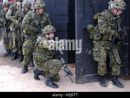 Un soldat canadien de la Compagnie India, 2e Bataillon, Royal Canadian Regiment dirige ses soldats lors d'une incendie, mercredi, au cours de 2008 à l'esprit de coopération multinationale interarmées Centre de préparation près de Hohenfels, Allemagne. Esprit de coopération 2008 est une rotation du Centre d'instruction destinée à tester l'interopérabilité entre les Américains, britanniques, canadiens, australiens et néo-zélandais armées. Le Canada Fire dans le Shoothouse 117940 Banque D'Images