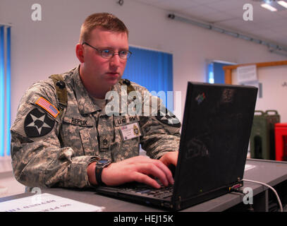 Le s.. Adam D. Repcik, un agent de sécurité de l'information pour la 3e Stryker Brigade Combat Team, 2e Division d'infanterie, travaille sur un ordinateur portable samedi au cours de 2008 à l'esprit de coopération multinationale interarmées Centre de préparation près de Hohenfels, Allemagne. Esprit de coopération 2008 est une rotation du centre d'instruction destinée à tester l'interopérabilité entre les Américains, britanniques, canadiens, australiens et néo-zélandais armées. Soldat tourne Passion en carrière de l'Armée de 119645 Banque D'Images