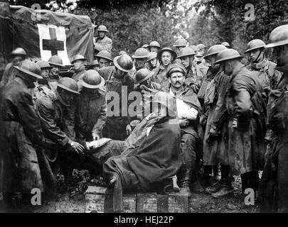 Des prisonniers allemands blessés de recevoir des soins médicaux au poste de secours de 103e et 104e Compagnies d'ambulance. Deuxième ligne allemande tranchée. Le 12 septembre 1918. Pvt. J. M. Liles. (Armée) NARA DOSSIER #  : 111-SC-23442 LIVRE Guerres et conflits #  : 686 prisonniers allemands blessés de recevoir des soins médicaux américains 1918-09-12 Banque D'Images