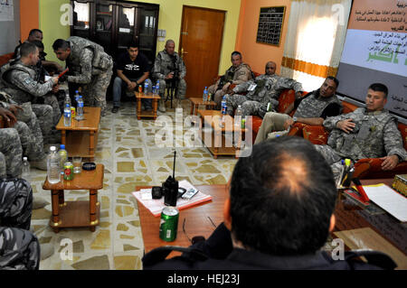 Al Furat Académie de formation mémoires chef de la police, le général Richard Rowe, directeur de l'Iraq, de la formation et des services consultatifs, de la Mission et le Colonel Freeman Byron, 8e commandant de brigade de la Police militaire, peu avant un diplôme fédéral de la police irakienne. L'académie est situé à Bagdad, l'Irak, près de la base de la Victoire complexe. La Police fédérale 206539 Irakiens Banque D'Images