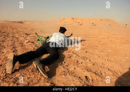 Un officier de police irakien de forêt son fusil de la position ventrale pendant gamme AK-47 formation organisée par des soldats américains de la 218e Compagnie de Police Militaire dans Mammah, Iraq, 30 août. Zone de sécurité 200512 Banque D'Images