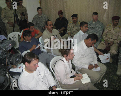 Le colonel Peter Newell, 4e Brigade, 1st Armored Division ; le personnel. Le général Habib Al-Husseini, 10e Division d'armée iraquienne ; le personnel, le général Saad Al-Harbiya, Province de Maysan, Directeur de la police ; et Brigue. Gen. Razzak Abed, 11e ministère de la police des frontières, participer à une conférence de presse avec des journalistes irakiens et de l'ouest dans la province de Maysan, au 1er septembre. Reporters revu un cache des rails fusée saisis par la 38e Brigade de l'armée iraquienne et a visité un fort sur la frontière iraquo-lors de leur visite la 4e Brigade, 1st Armored Division. La 4e., 1Armd Bde Div. 'Highlander' est l'Armée proo Banque D'Images