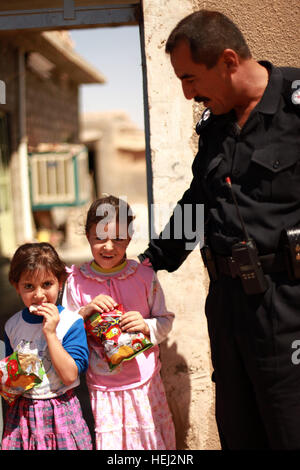 Le lieutenant-colonel Sabbar Shahab, Yaychi la station de police irakienne de la direction, accueille les enfants lors d'une patrouille de présence combinée avec les soldats du 1er Bataillon, 8e de cavalerie, 2e Brigade Combat Team, 1re Division de cavalerie de Bajwan, l'Iraq, le 5 septembre. Patrouille de présence 201619 combiné Banque D'Images