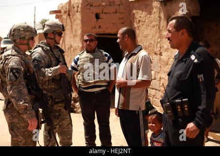 Le lieutenant-colonel Sabbar Shahab, Yaychi au poste de police de la direction de l'Iraq, et les soldats du 1er Bataillon, 8e de cavalerie, 2e Brigade Combat Team, 1re Division de cavalerie, parler avec les habitants au cours d'une patrouille de présence combinée dans Bajwan, l'Iraq, le 5 septembre. Patrouille de présence 201623 combiné Banque D'Images