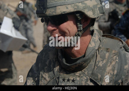 L'armée américaine le général Charles Jacoby, général commandant du Corps multinational, - l'Irak, arrive à la base d'opérations avancée Salie pour visiter les soldats des troupes d'Alpha, 5e escadron de cavalerie de la 73e Brigade, troupes spéciales bataillon, 82e Division aéroportée, et les membres de la direction de la Police nationale irakienne à Bagdad, Iraq, July 9, 2009. L'opération Iraqi Freedom 207526 Banque D'Images