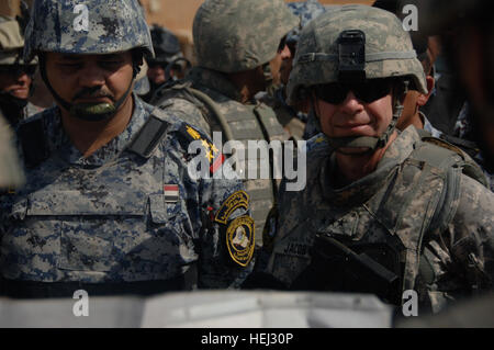 L'armée américaine le général Charles Jacoby, général commandant du Corps multinational, - l'Iraq, ainsi que des membres de la direction de la Police nationale irakienne, arriver à la base d'opérations avancée salie de recevoir un briefing de soldats de la troupe Alpha, 5e escadron de cavalerie de la 73e Brigade, troupes spéciales bataillon, 82e Division aéroportée, avant d'aller en patrouille à un marché à Bagdad, Iraq, July 9, 2009. L'opération Iraqi Freedom 207522 Banque D'Images