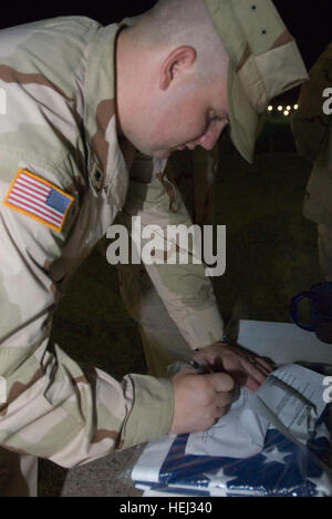 GUANTANAMO BAY, Cuba - Garde côtière canadienne Maître de 3e classe Travis Smith, de la Force opérationnelle interarmées de Guantanamo, remplit la paperasse sur un drapeau après avoir volé au-dessus de la station navale le 11 septembre 2009. La JTF a effectué plus de 70 drapeaux, dont un pour chaque famille qui a perdu un être cher sur le vol 93 de United Airlines qui s'est écrasé à Shanksville, Pennsylvanie FOI Guantanamo mène sûr, humain, juridique et transparent le soin et la garde des détenus, y compris ceux qui ont été condamnés par une commission militaire et ceux commandés libéré par un tribunal. La foi mène des activités de collecte, d'analyse et de diffusion de la prot Banque D'Images