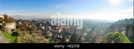 Vue panoramique aérienne sur la ville de Bergame en Italie du nord Banque D'Images