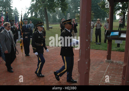 La Garde Nationale de New York, les membres de la garde d'honneur de la CPS. Amanda Perez et de la CPS. Jose Perez porter le drapeau dans le Cimetière National d'Antietam Lodge pour commencer la cérémonie du transfert des restes d'un soldat inconnu de la guerre civile de New York, Setp. 15, qui a été trouvé sur le champ de bataille National d'Antietam dans Sharpsburg, Md., pour l'enterrement à New York. Le soldat était censée pour être entre 17 et 19 ans, en fonction de l'analyse judiciaire, lorsqu'il a été tué pendant la guerre civile la plus sanglante du jour. Le soldat sera porté à l'État de New York, Musée Militaire le mercredi 16 septembre, et enterrés à Banque D'Images
