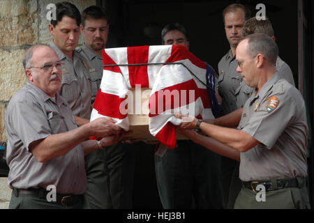 Champ de bataille National d'Antietam National Park Service rangers portent le cercueil contenant les restes d'un soldat inconnu de la guerre civile à New York a montré sur le champ de bataille National d'Antietam lors d'une cérémonie le 15 septembre, le transfert de la demeure d'être enterré à New York. Le soldat était censée pour être entre 17 et 19 ans, en fonction de l'analyse judiciaire, lorsqu'il a été tué pendant la guerre civile la plus sanglante du jour. Le soldat sera porté à l'État de New York, Musée Militaire le mercredi 16 septembre, et enterrés à Gerald B. H. Solomon Saratoga National Cemetery avec tous les honneurs militaires o Banque D'Images