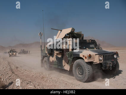 15 septembre Afghanistan KABOUL ; ANA faisant une route de patrouille du jeu de l'exercice au KMTC (Kaboul Militairy) Centre de formation supervisée par l'ISAF.;Photo par Cpl Joosten ANA en 2009 humvee Banque D'Images