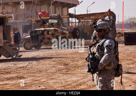 1er Sgt. Derrick Allard, de Charleston, S.C., Société F, 3e Bataillon, 227e Régiment d'aviation, 1st Air Cavalry Brigade, Division de cavalerie, Mutli-National - Division de Bagdad, observe ses soldats qui font partie d'une sécurité personnelle attribuée à une équipe de transition militaire travaillant avec la 34e Brigade de l'armée iraquienne, ici, 16 septembre. L'équipe de MiTT a effectué une inspection d'une installation de traitement de l'eau pour aider la 34e Bde IA. améliorer la façon dont elle mène à la sécurité de l'installation. 1er partenaire ACB troopers avec MiTT, missions IA 204835 Banque D'Images