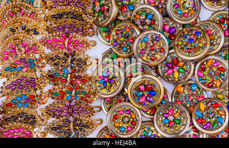 Bijoux Souvenirs colorés de nombreuses pierres en verre pinces à cheveux collier Guanajuato Mexique Banque D'Images