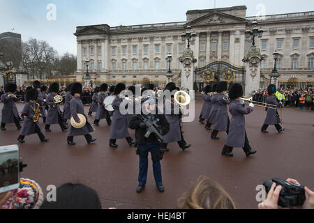 La police armée a assurer la sécurité lors du changement de la garde à l'extérieur de Buckingham Palace, London, England, UK Banque D'Images