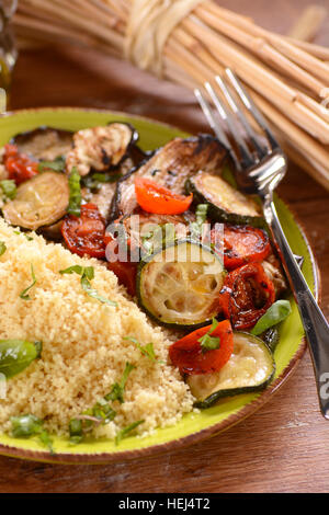 Couscous aux légumes grillés sur la plaque Banque D'Images