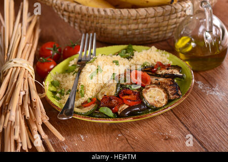 Couscous aux légumes grillés sur la plaque Banque D'Images