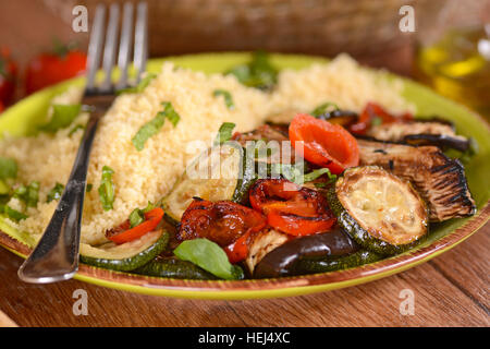 Couscous aux légumes grillés sur la plaque Banque D'Images